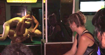 Entramos en un bar lleno de gente (compinchados con los camareros), Tania se pone a liarla, y...