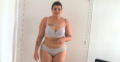 Modelo de tallas GRAAANDES, modosita (pero tatuada) responde a nuestra oferta. -Venga 300€ por un spot más subido de tono-