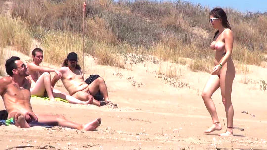 Me follo un voyeur en una playa nudista llena de mirones: ¿os gustaría saber a que playa vamos?